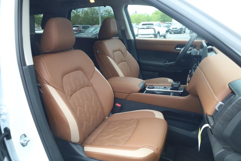 Nissan Pathfinder Vehicle Image 22