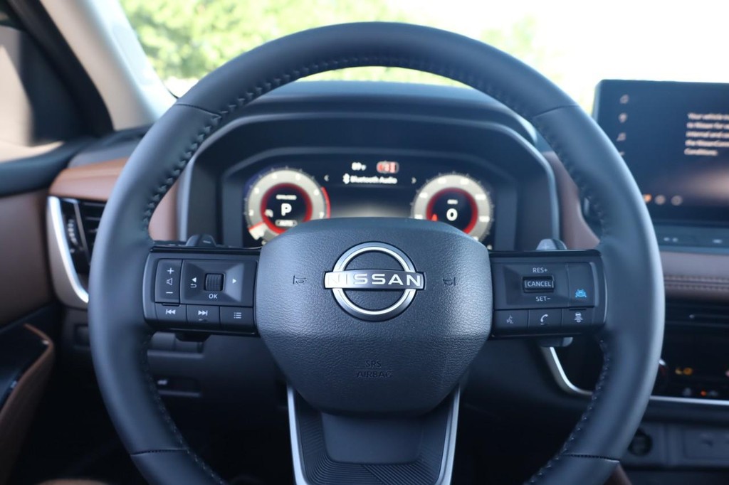 Nissan Rogue Vehicle Image 09