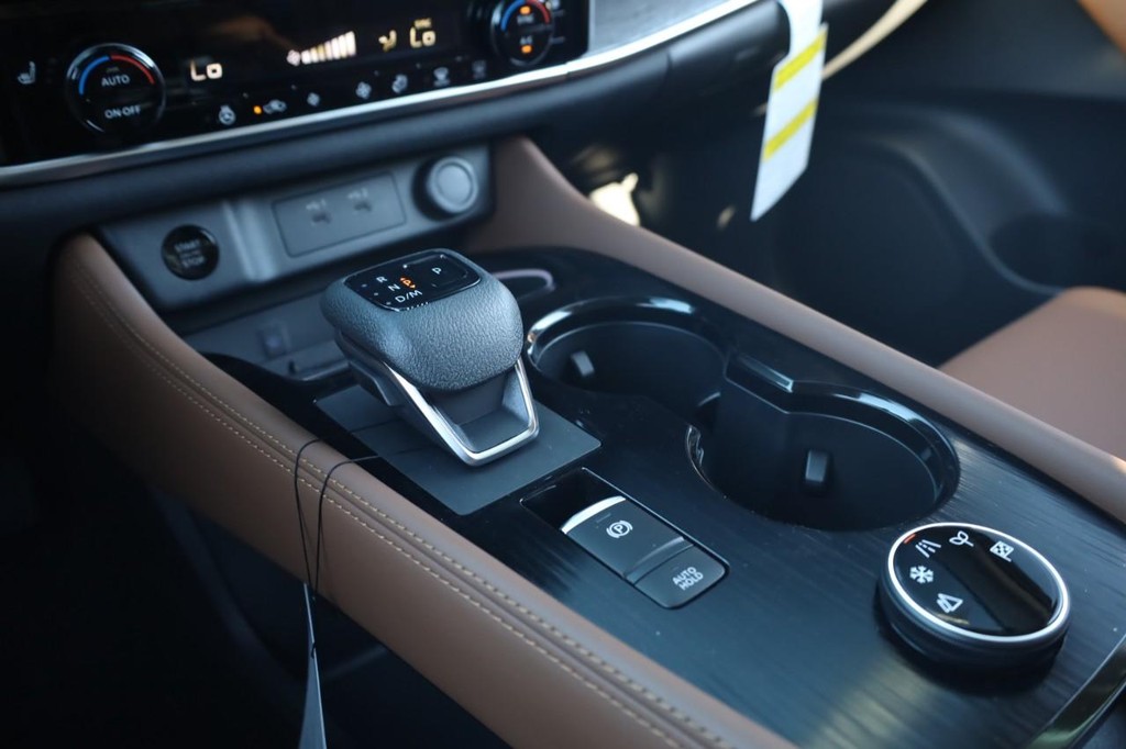 Nissan Rogue Vehicle Image 15