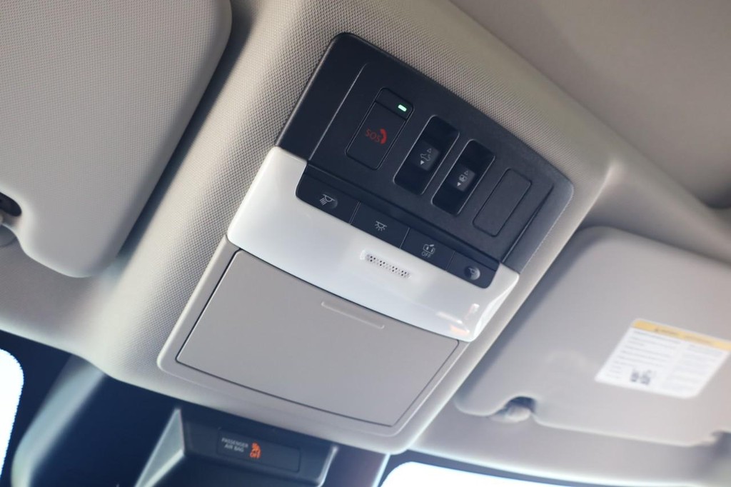 Nissan Rogue Vehicle Image 16