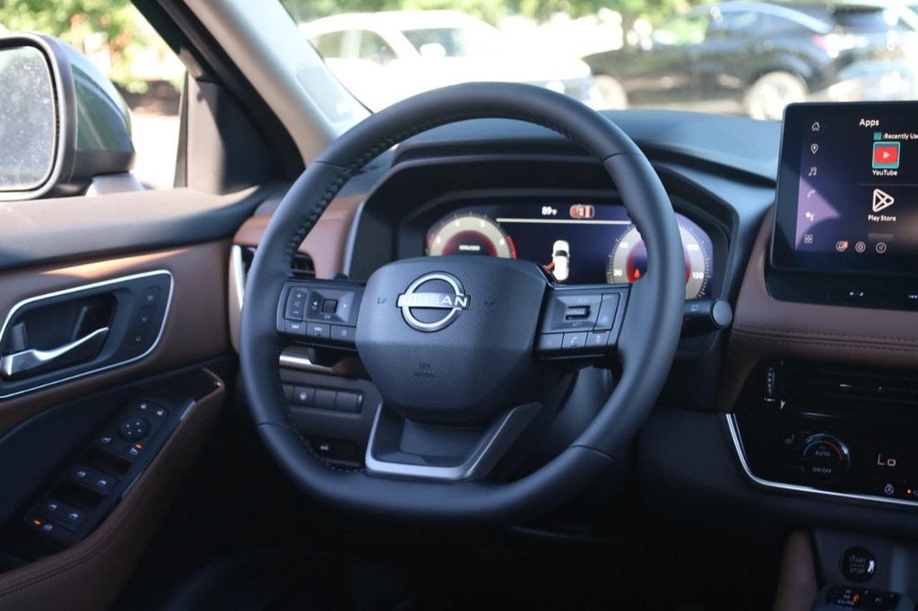 Nissan Rogue Vehicle Image 23
