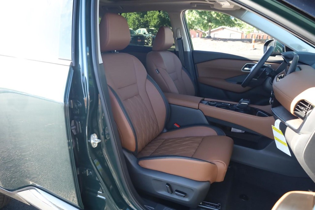 Nissan Rogue Vehicle Image 24
