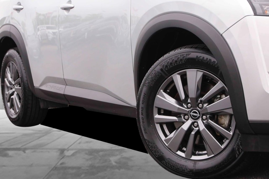 Nissan Pathfinder Vehicle Full-screen Gallery Image 3