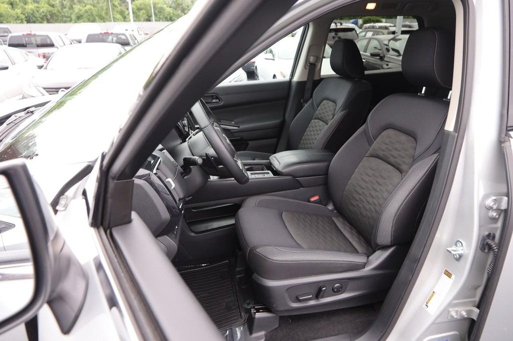 Nissan Pathfinder Vehicle Full-screen Gallery Image 9
