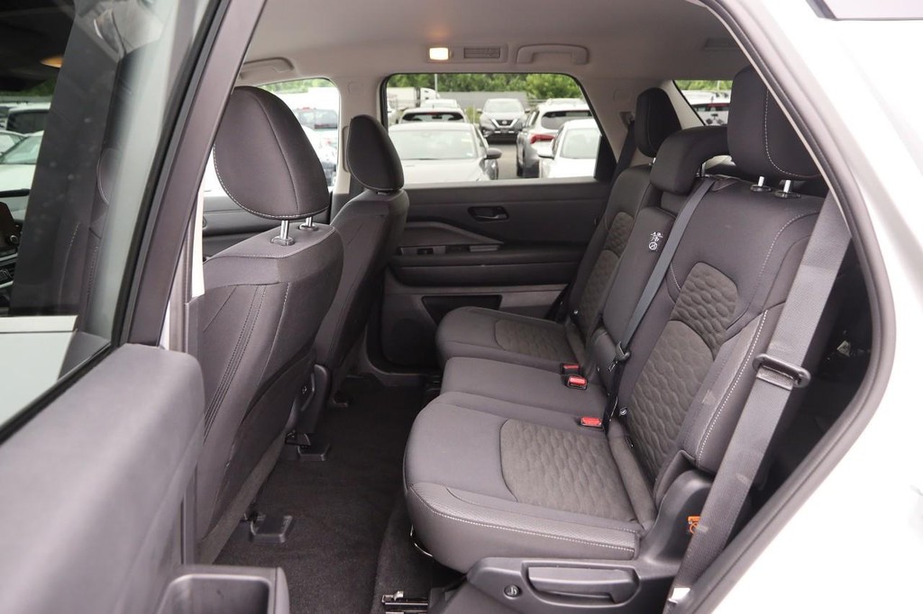 Nissan Pathfinder Vehicle Full-screen Gallery Image 10