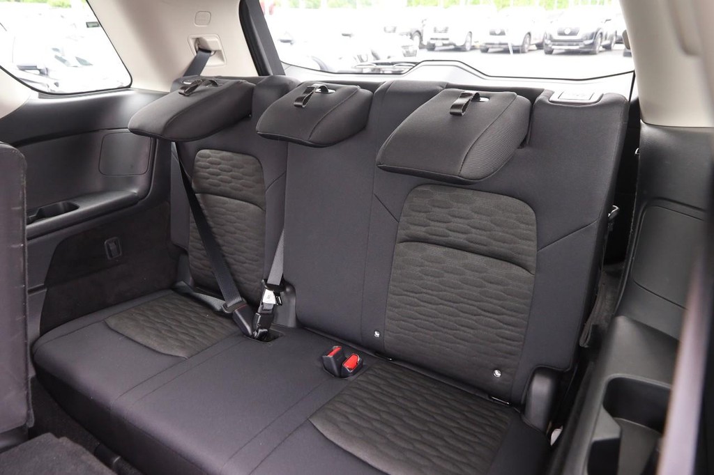 Nissan Pathfinder Vehicle Full-screen Gallery Image 11