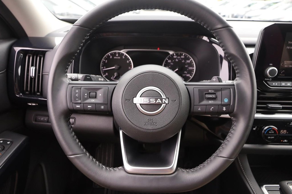 Nissan Pathfinder Vehicle Full-screen Gallery Image 12