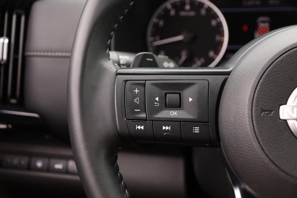 Nissan Pathfinder Vehicle Full-screen Gallery Image 13