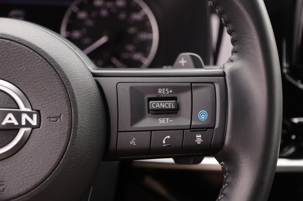 Nissan Pathfinder Vehicle Full-screen Gallery Image 14
