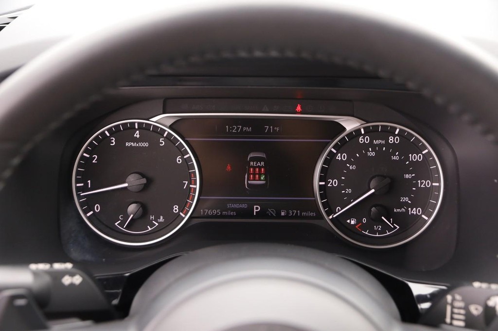 Nissan Pathfinder Vehicle Full-screen Gallery Image 15