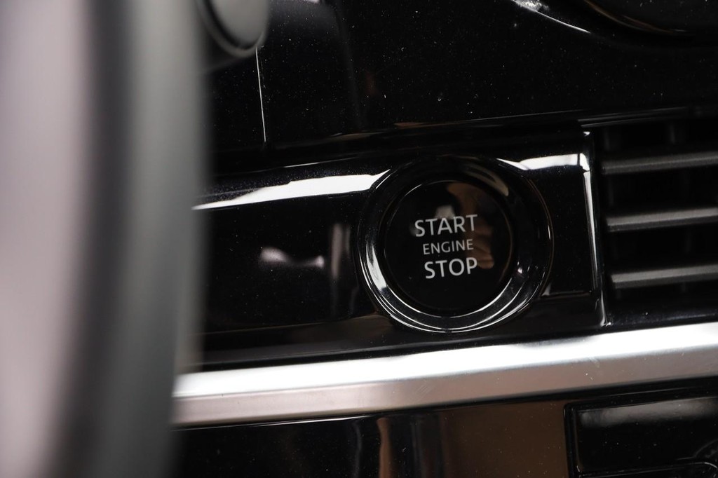 Nissan Pathfinder Vehicle Full-screen Gallery Image 16