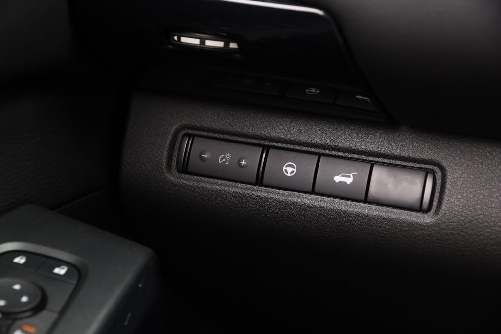 Nissan Pathfinder Vehicle Full-screen Gallery Image 22
