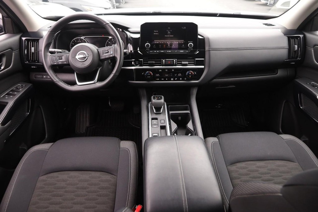 Nissan Pathfinder Vehicle Full-screen Gallery Image 23
