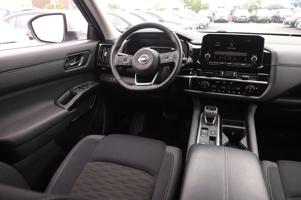 Nissan Pathfinder Vehicle Full-screen Gallery Image 24