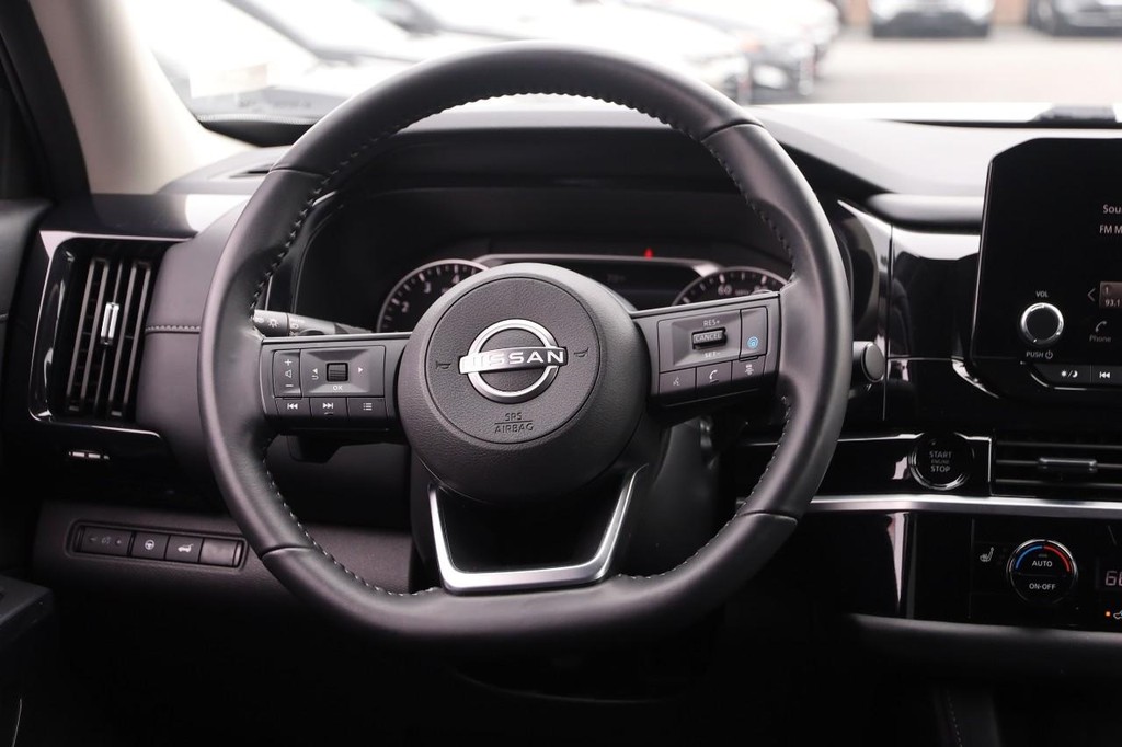 Nissan Pathfinder Vehicle Full-screen Gallery Image 25