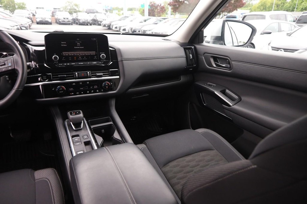 Nissan Pathfinder Vehicle Full-screen Gallery Image 27