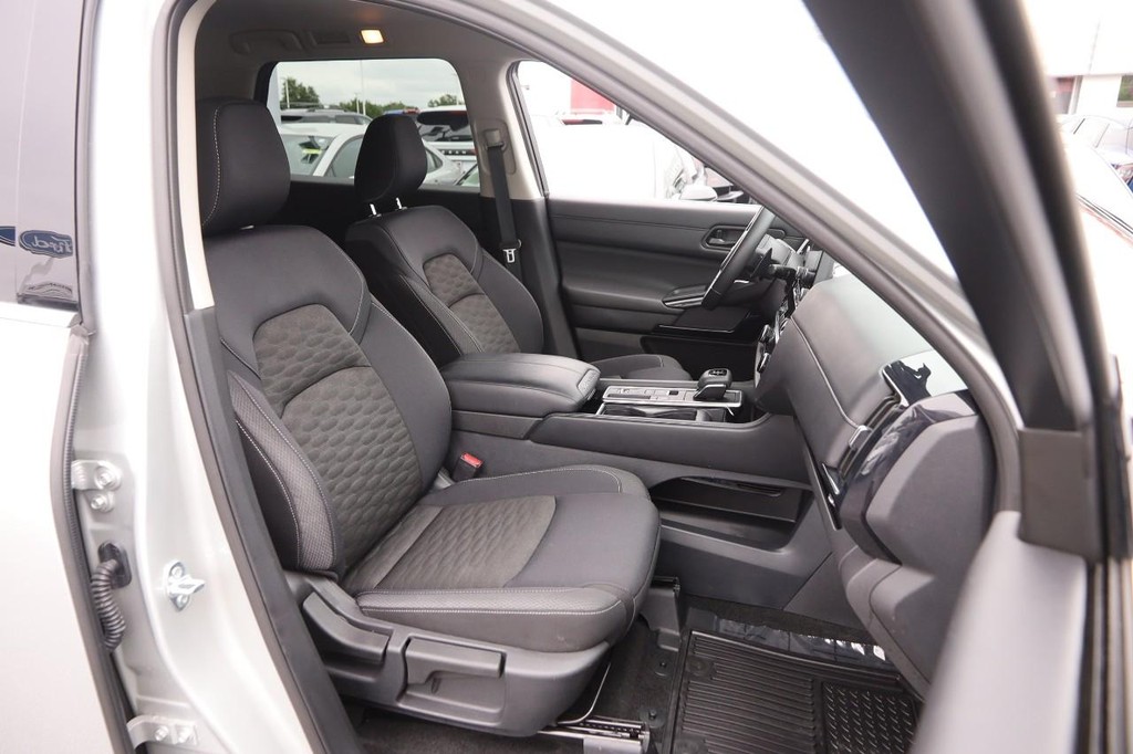 Nissan Pathfinder Vehicle Full-screen Gallery Image 28