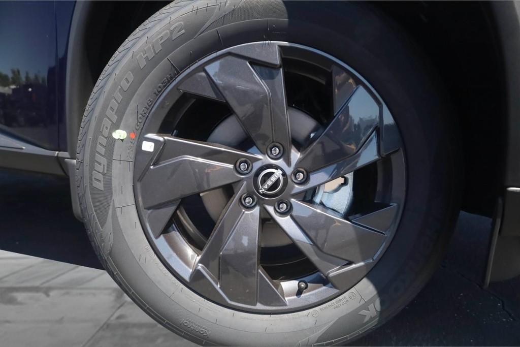 Nissan Rogue Vehicle Full-screen Gallery Image 3