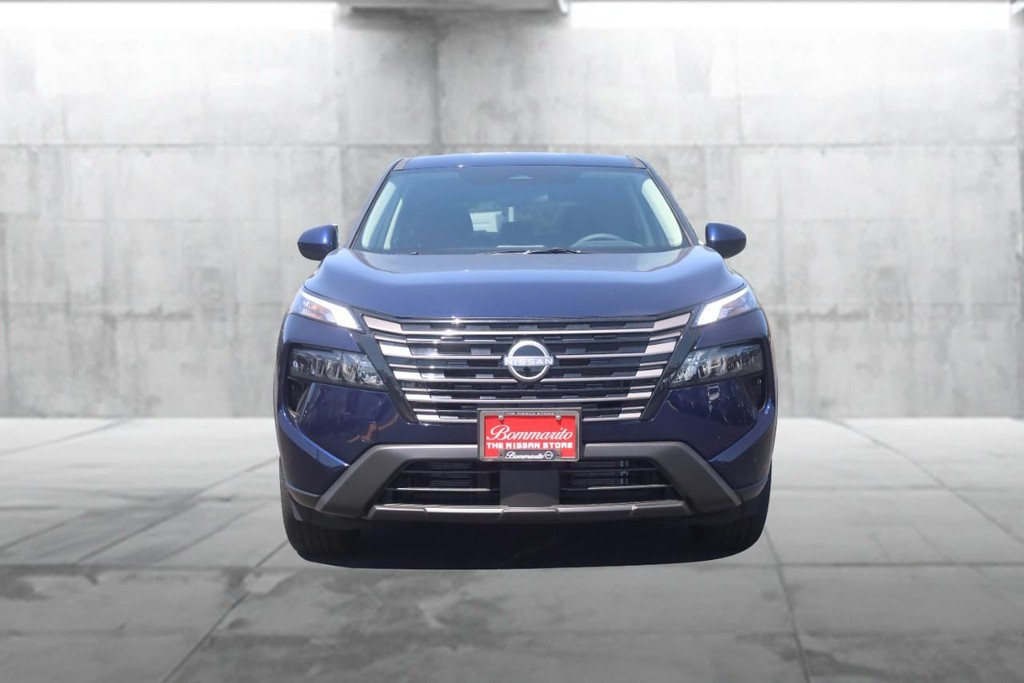 Nissan Rogue Vehicle Full-screen Gallery Image 4