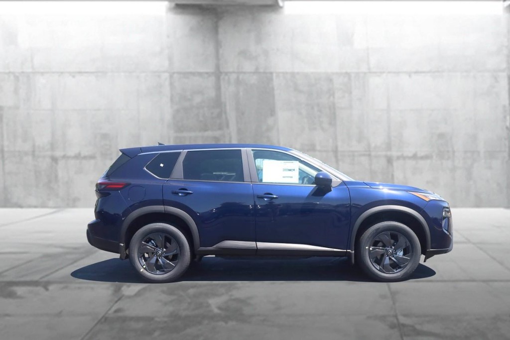 Nissan Rogue Vehicle Full-screen Gallery Image 5