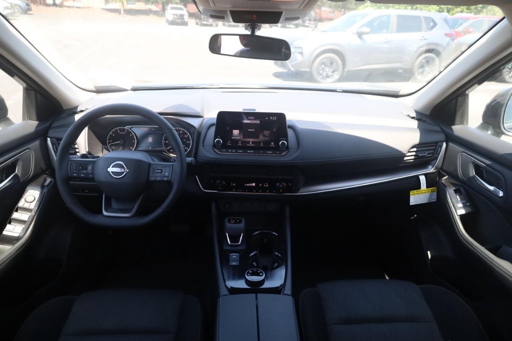 Nissan Rogue Vehicle Full-screen Gallery Image 7