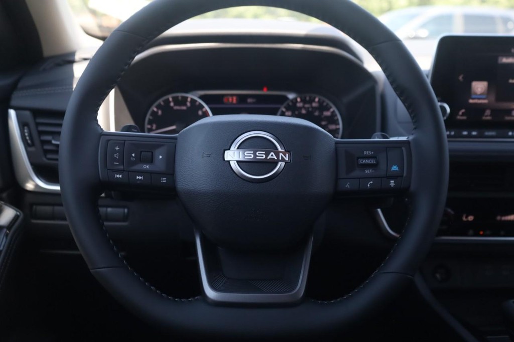 Nissan Rogue Vehicle Full-screen Gallery Image 8