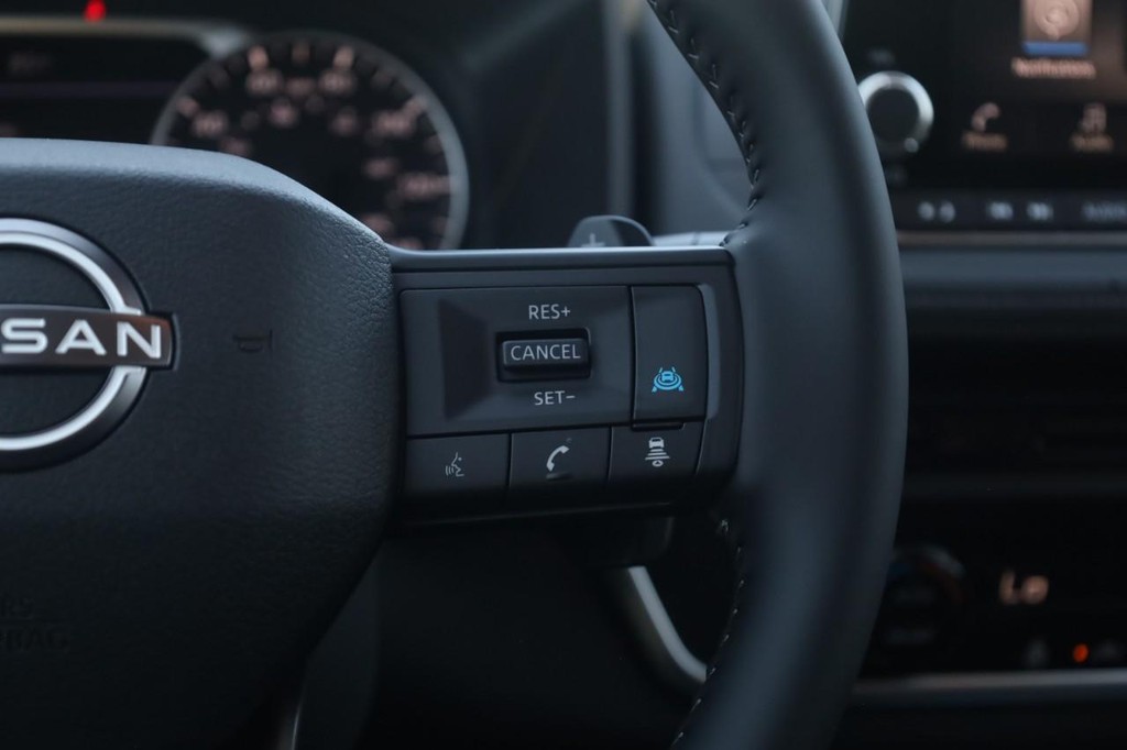 Nissan Rogue Vehicle Full-screen Gallery Image 9