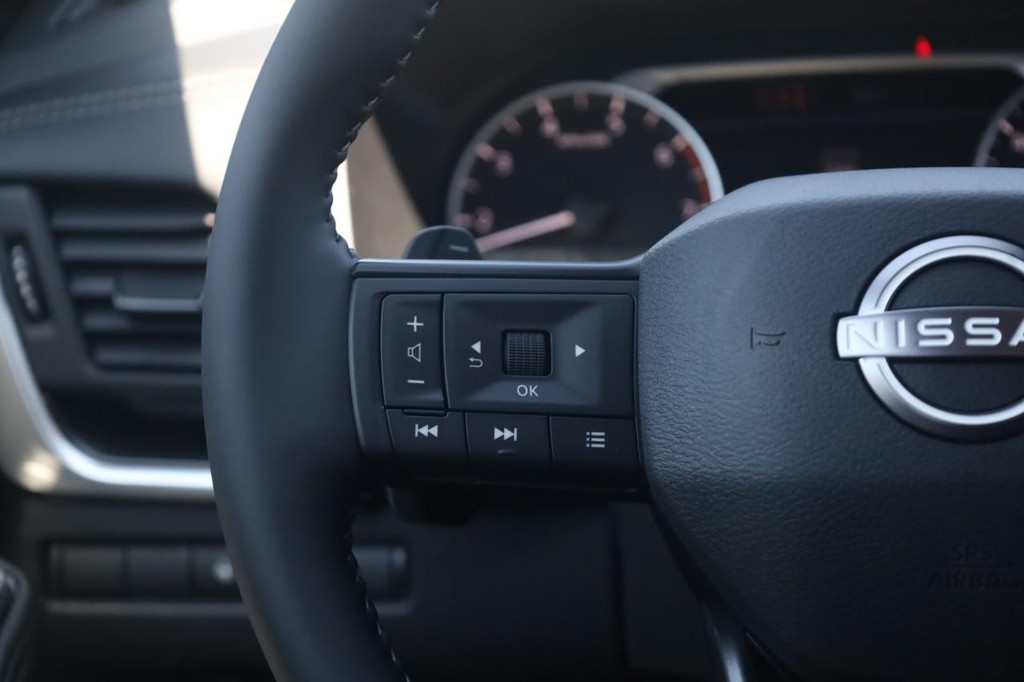 Nissan Rogue Vehicle Full-screen Gallery Image 10