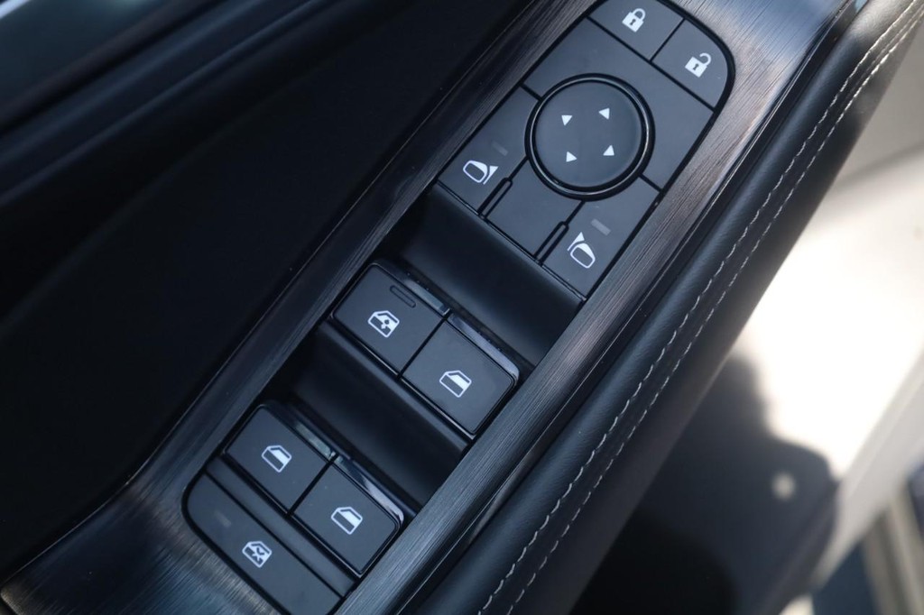 Nissan Rogue Vehicle Full-screen Gallery Image 11
