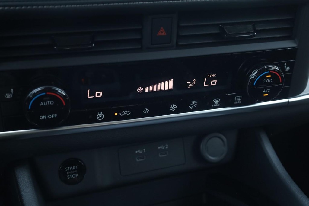 Nissan Rogue Vehicle Full-screen Gallery Image 16
