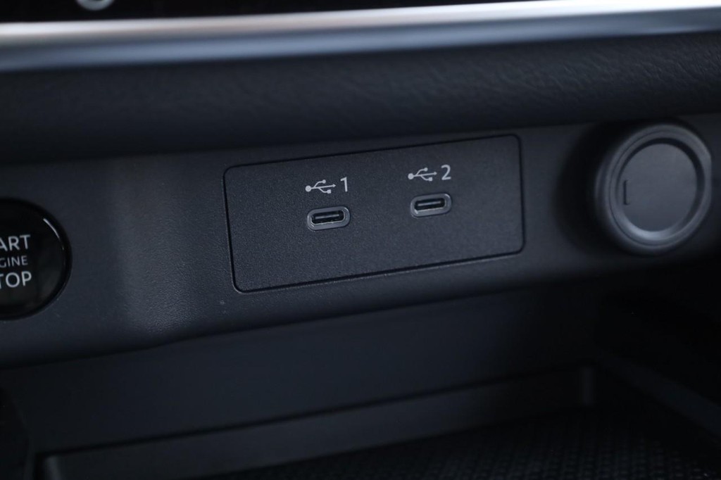 Nissan Rogue Vehicle Full-screen Gallery Image 17