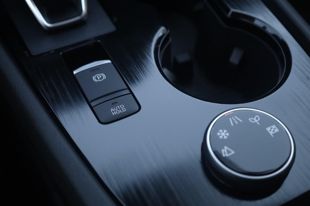 Nissan Rogue Vehicle Full-screen Gallery Image 18