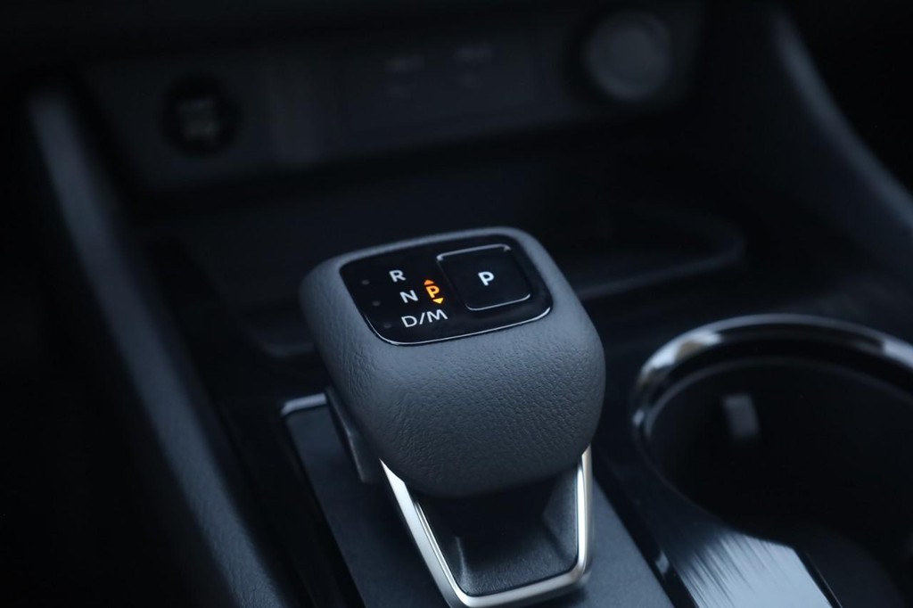Nissan Rogue Vehicle Full-screen Gallery Image 19