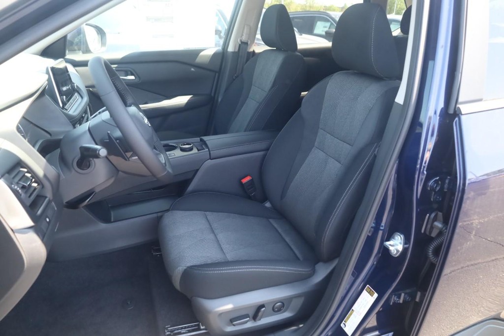 Nissan Rogue Vehicle Full-screen Gallery Image 20