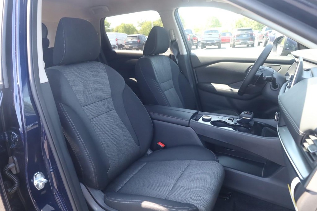 Nissan Rogue Vehicle Full-screen Gallery Image 21