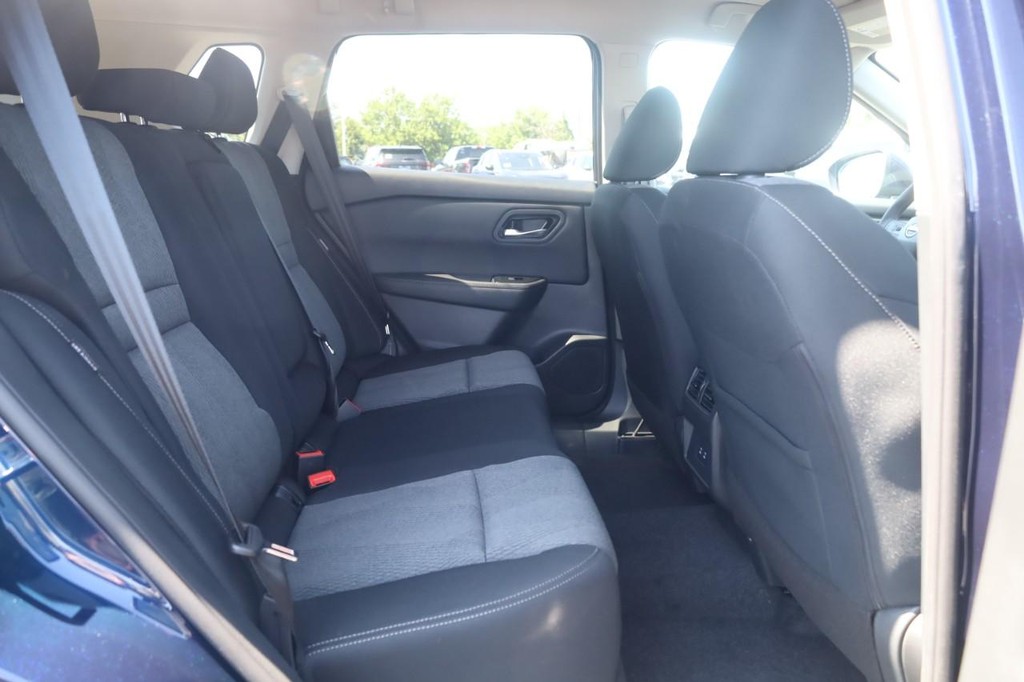 Nissan Rogue Vehicle Full-screen Gallery Image 22