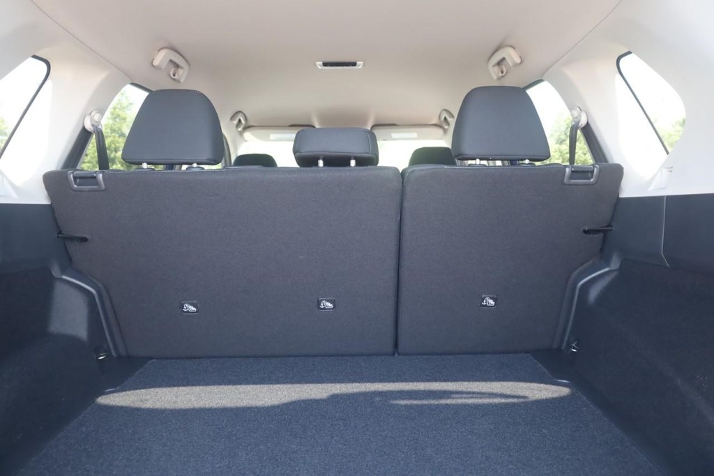 Nissan Rogue Vehicle Full-screen Gallery Image 23
