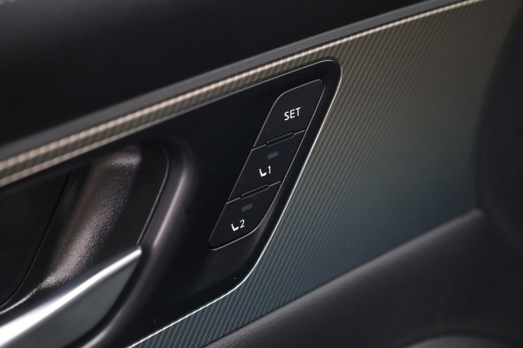 Nissan Murano Vehicle Full-screen Gallery Image 12