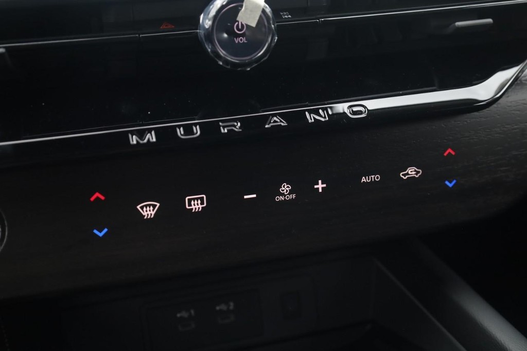 Nissan Murano Vehicle Full-screen Gallery Image 17