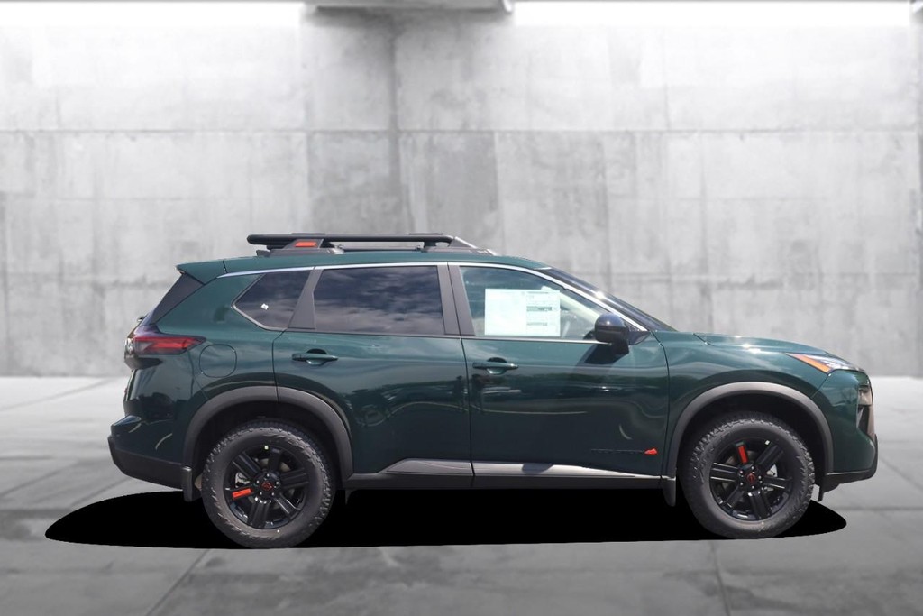Nissan Rogue Vehicle Full-screen Gallery Image 5