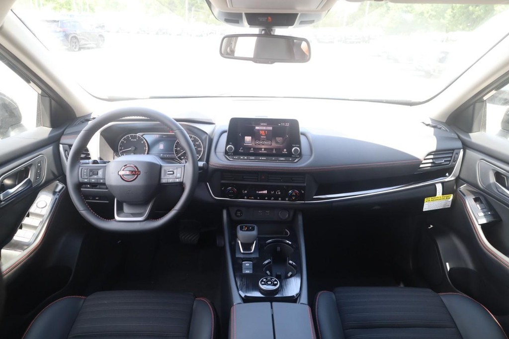 Nissan Rogue Vehicle Full-screen Gallery Image 7