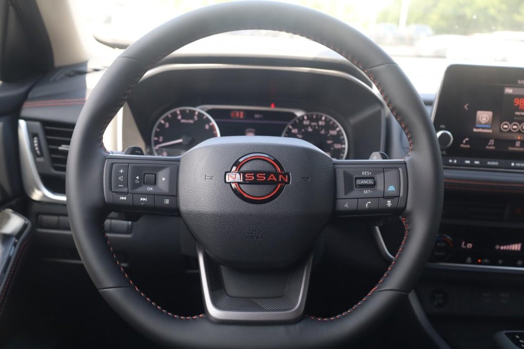 Nissan Rogue Vehicle Full-screen Gallery Image 8