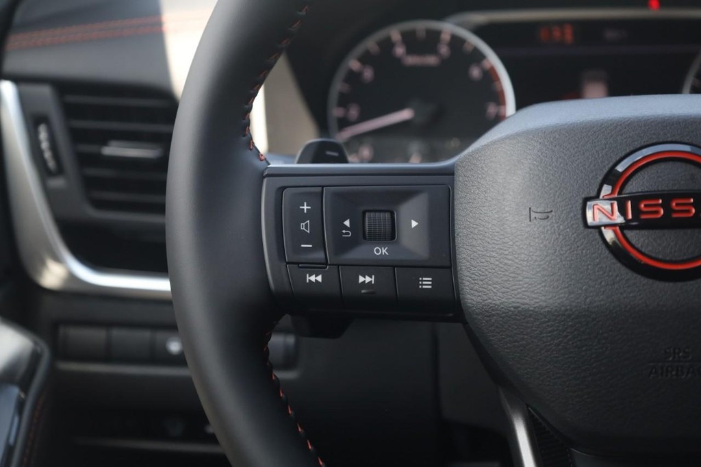 Nissan Rogue Vehicle Full-screen Gallery Image 10