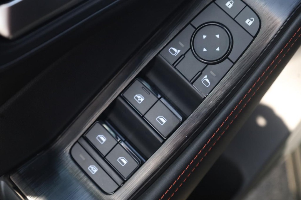Nissan Rogue Vehicle Full-screen Gallery Image 11