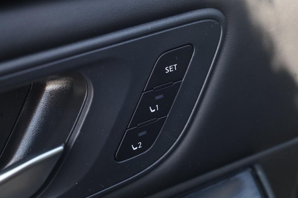 Nissan Rogue Vehicle Full-screen Gallery Image 12