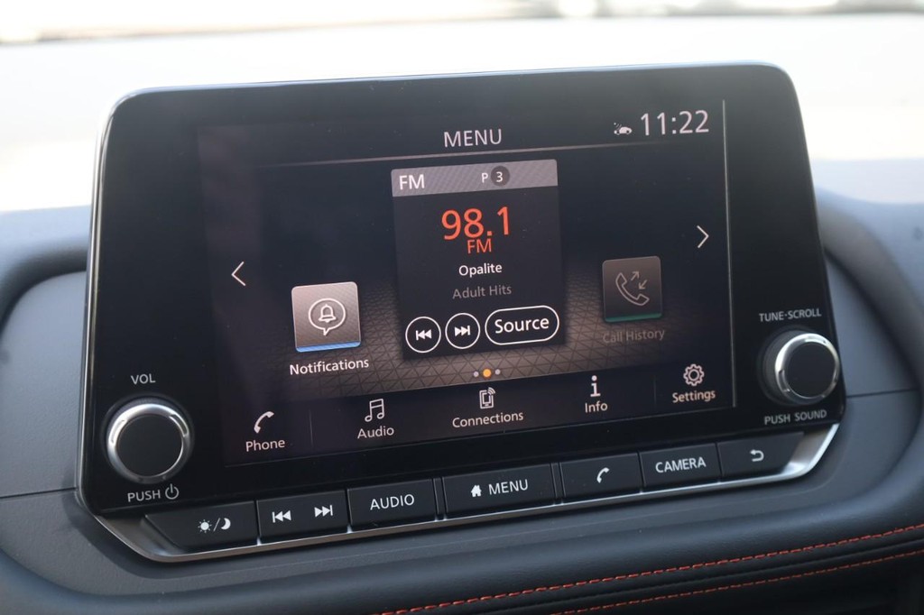 Nissan Rogue Vehicle Full-screen Gallery Image 15