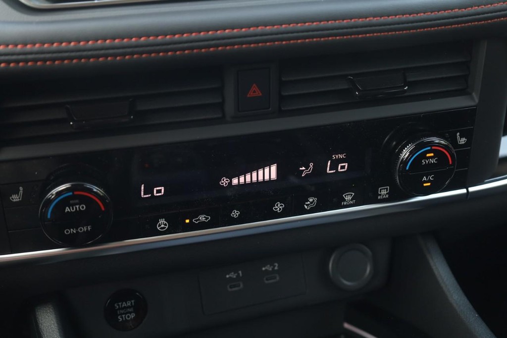 Nissan Rogue Vehicle Full-screen Gallery Image 17