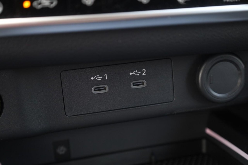 Nissan Rogue Vehicle Full-screen Gallery Image 18