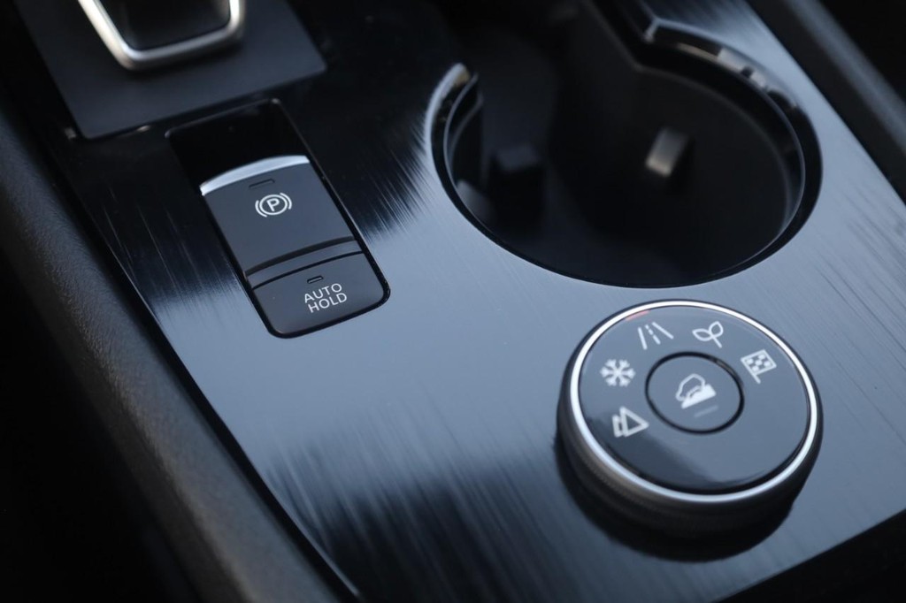 Nissan Rogue Vehicle Full-screen Gallery Image 19