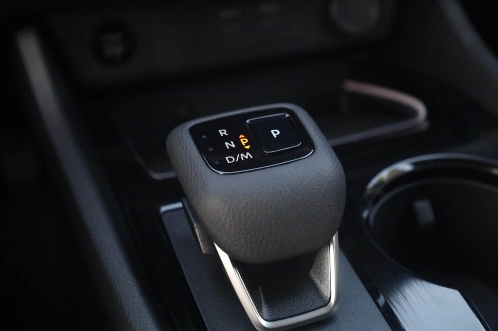 Nissan Rogue Vehicle Full-screen Gallery Image 20